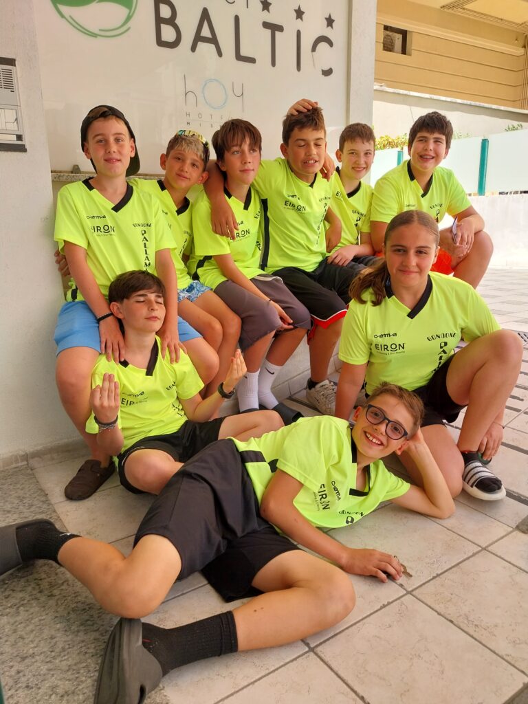 I ragazzi del Bondone in maglia gialla posano all'ombra davanti all'hotel