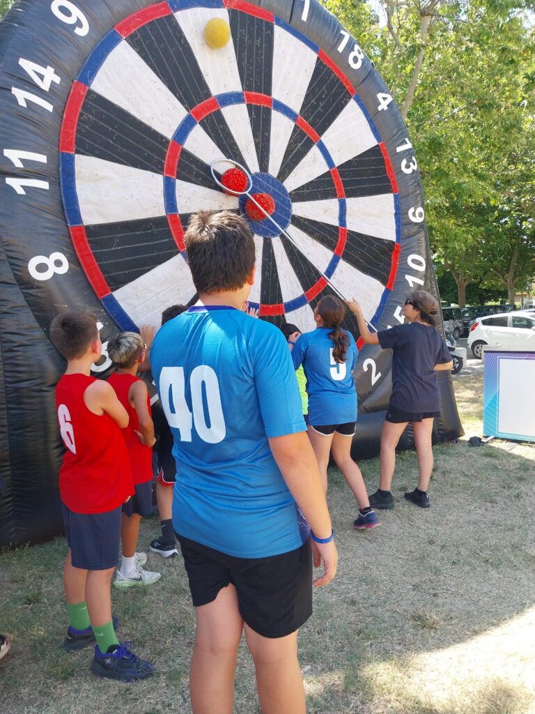 Ragazzi al gioco delle freccette giganti tra le attività del Festival