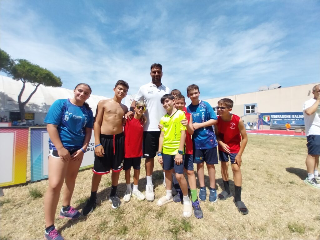 Il gruppo del Bondone in posa con un allenatore sul campo del Festival