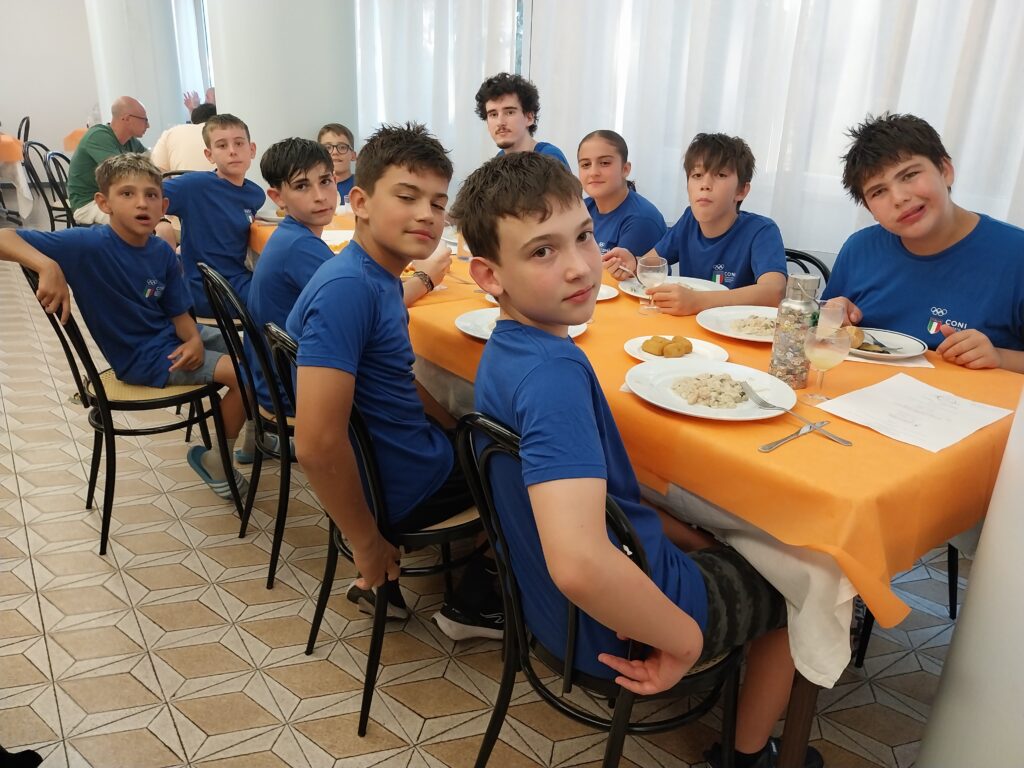 I ragazzi del Bondone a cena al tavolo della sala ristorante