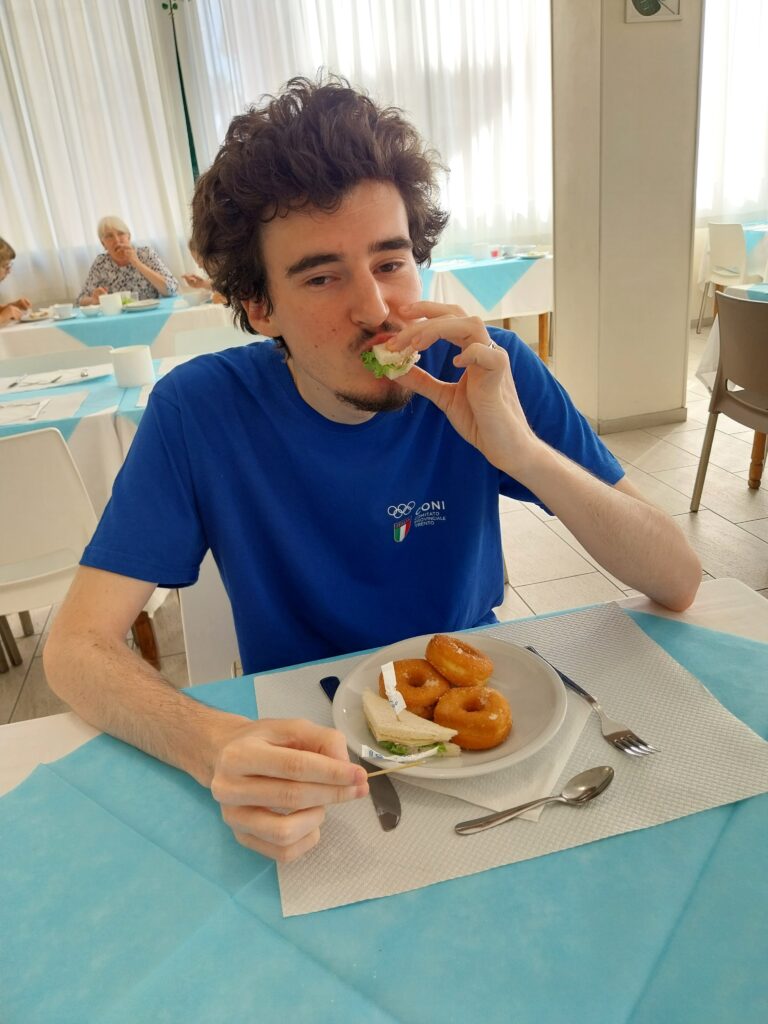 Giovane atleta a tavola durante la colazione