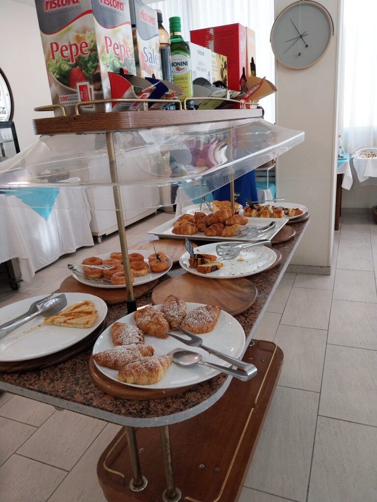 Il carrello dei dolci del buffet della colazione