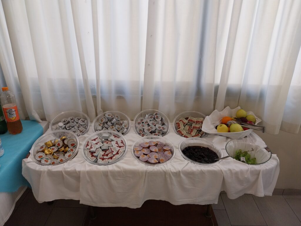 Il tavolo della colazione con marmellate, yogurt e frutta