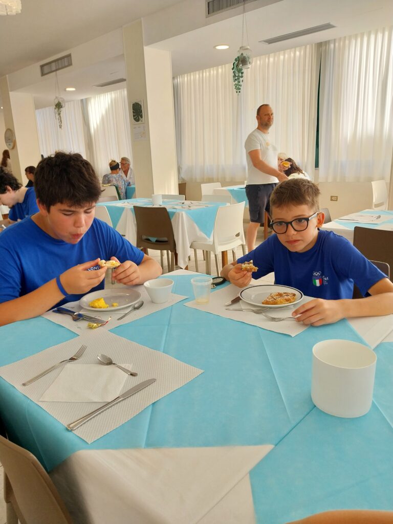 Giovani atleti a colazione insieme al tavolo
