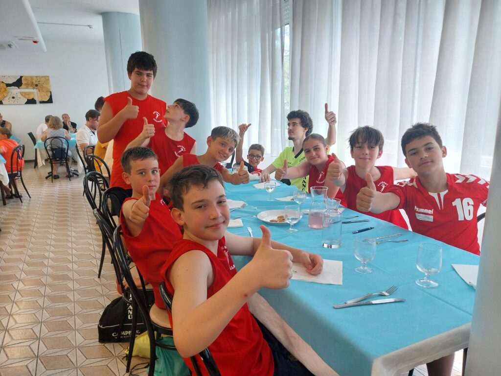 La squadra a tavola durante il Festival della Pallamano 2026