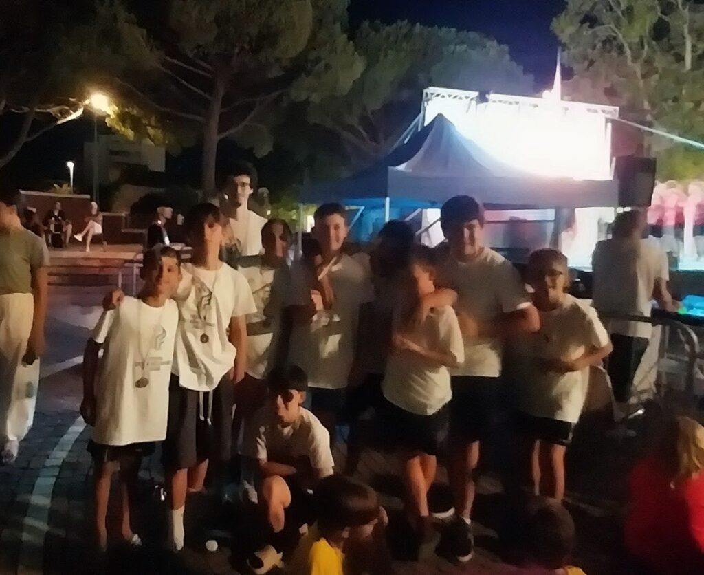 Gruppo di ragazzi alla serata all'aperto del Festival